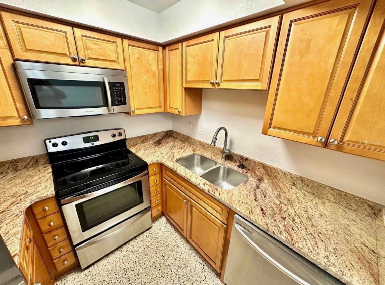Listing photo id 11 for 4200 1st Street N