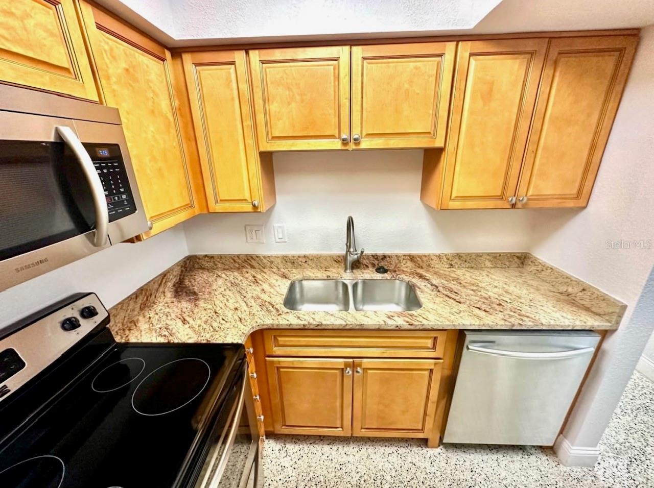 Listing photo id 12 for 4200 1st Street N