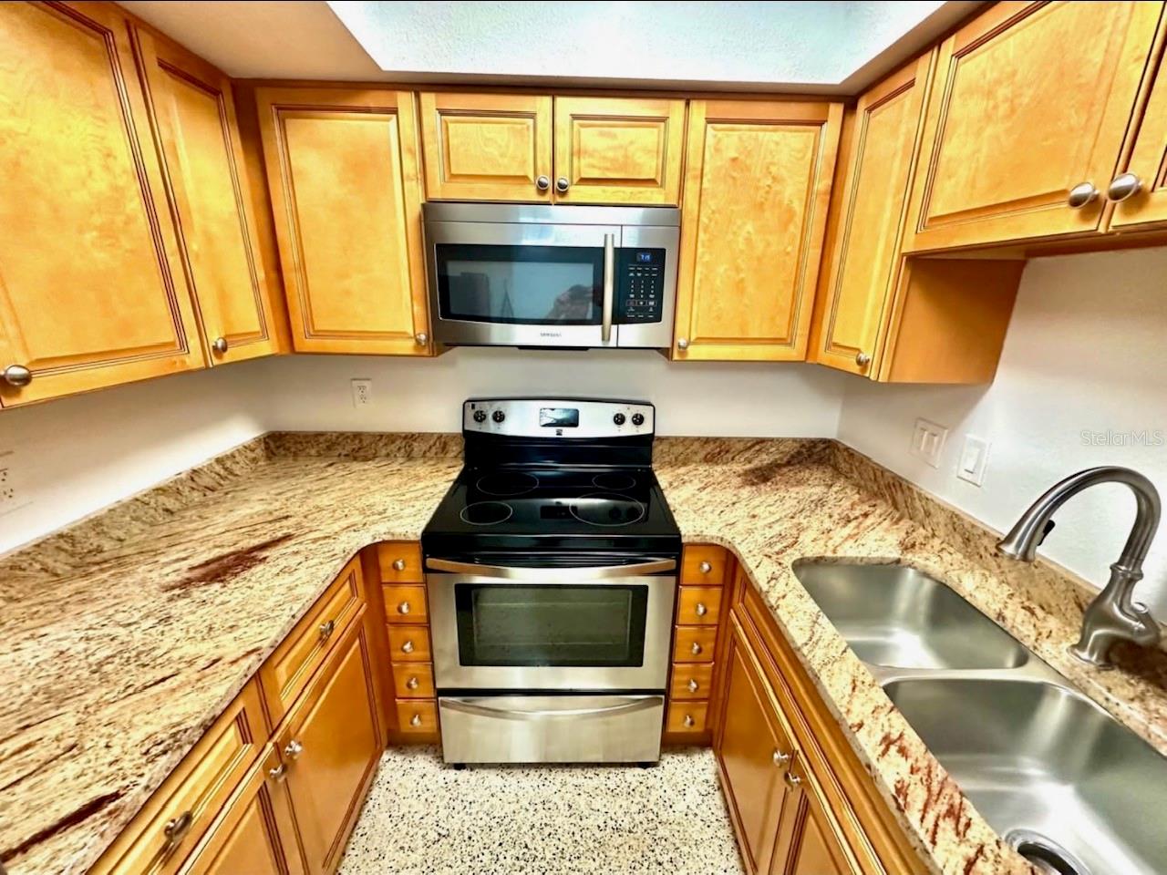 Listing photo id 13 for 4200 1st Street N