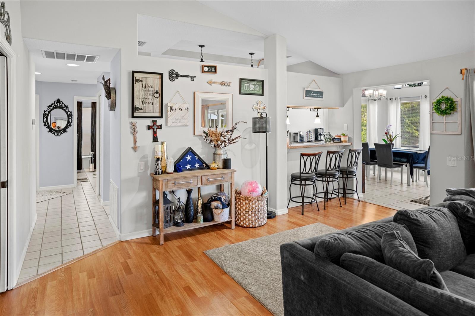 Listing photo id 2 for 8712 Ashbury Drive