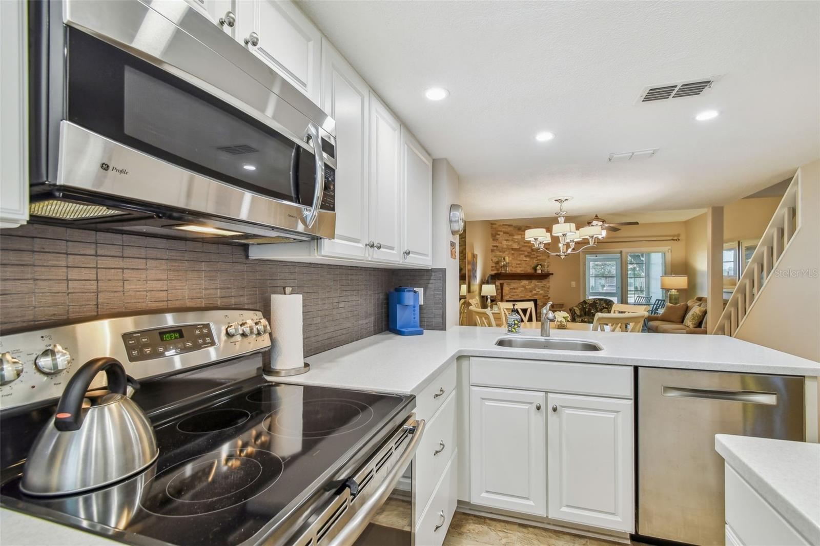 Listing photo id 3 for 7508 Hollowell Drive