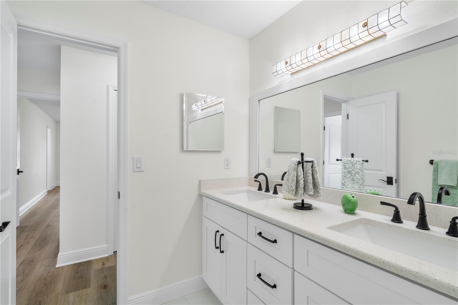 Listing photo id 10 for 404 Dickman Drive Sw