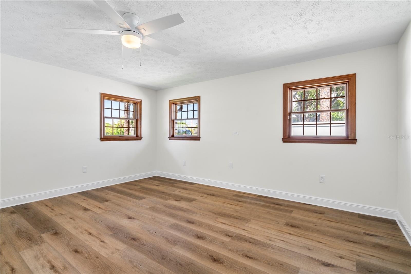 Listing photo id 12 for 404 Dickman Drive Sw