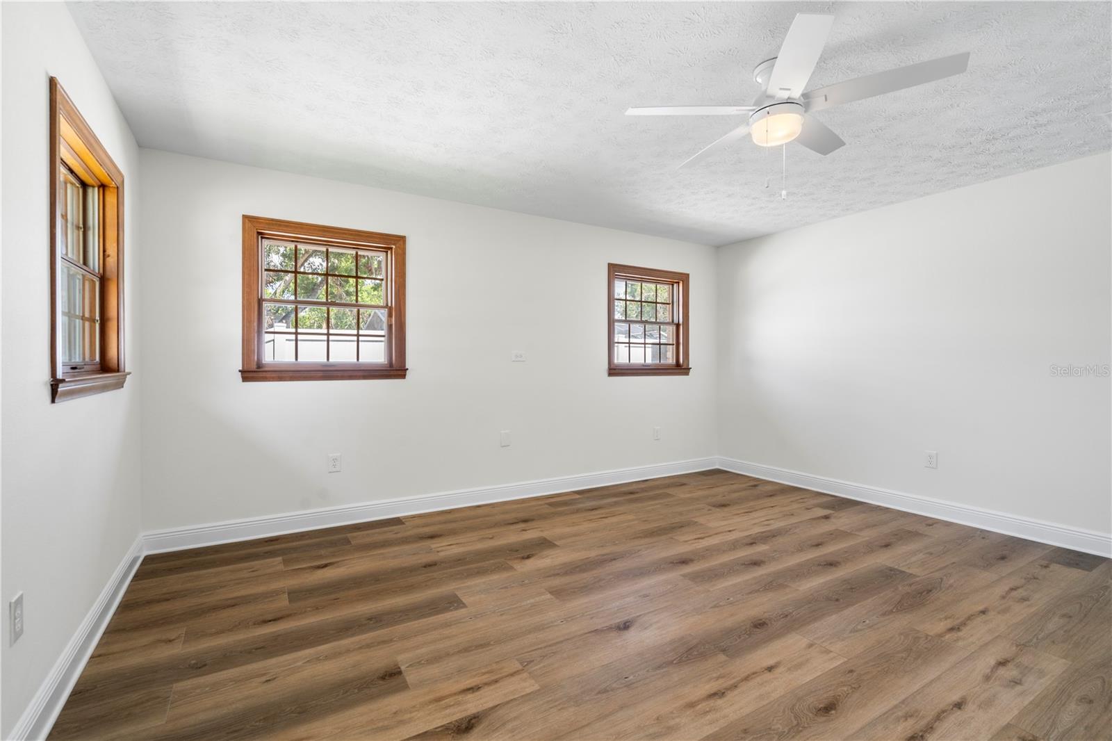 Listing photo id 16 for 404 Dickman Drive Sw