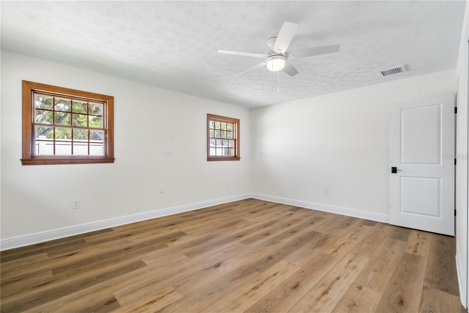 Listing photo id 17 for 404 Dickman Drive Sw