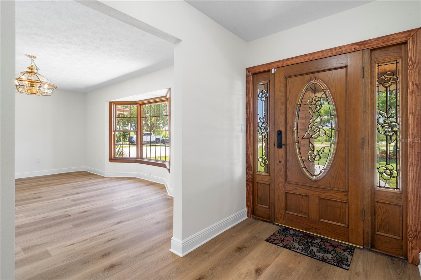 Listing photo id 1 for 404 Dickman Drive Sw