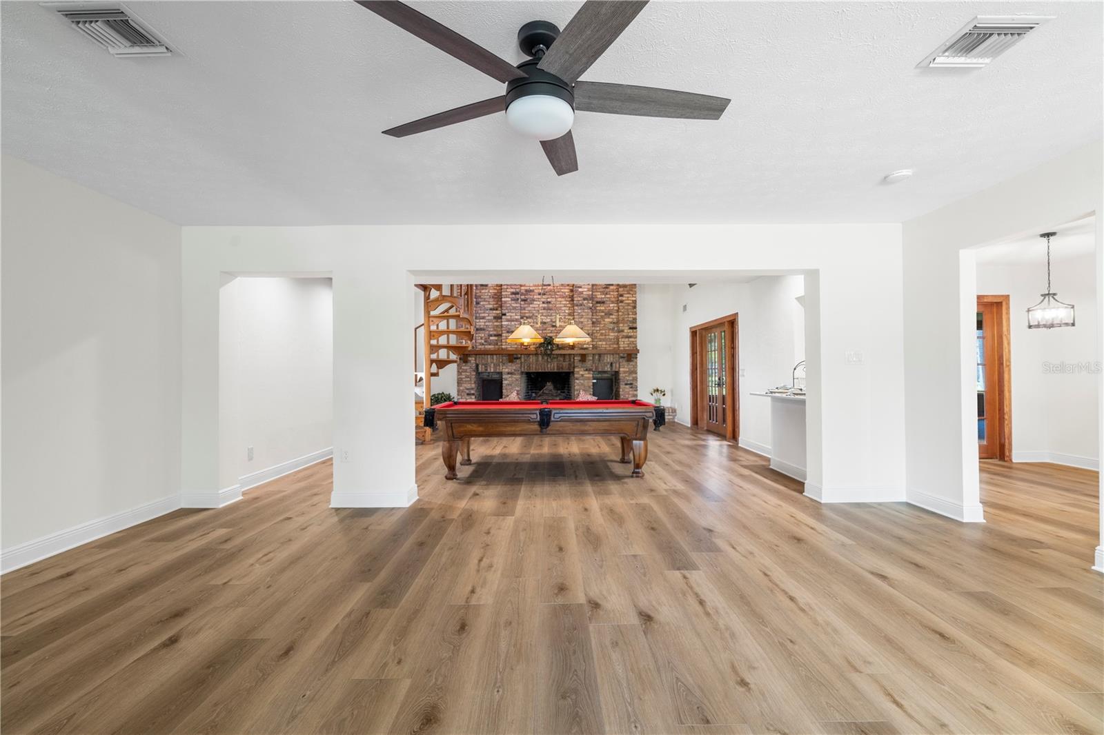 Listing photo id 31 for 404 Dickman Drive Sw