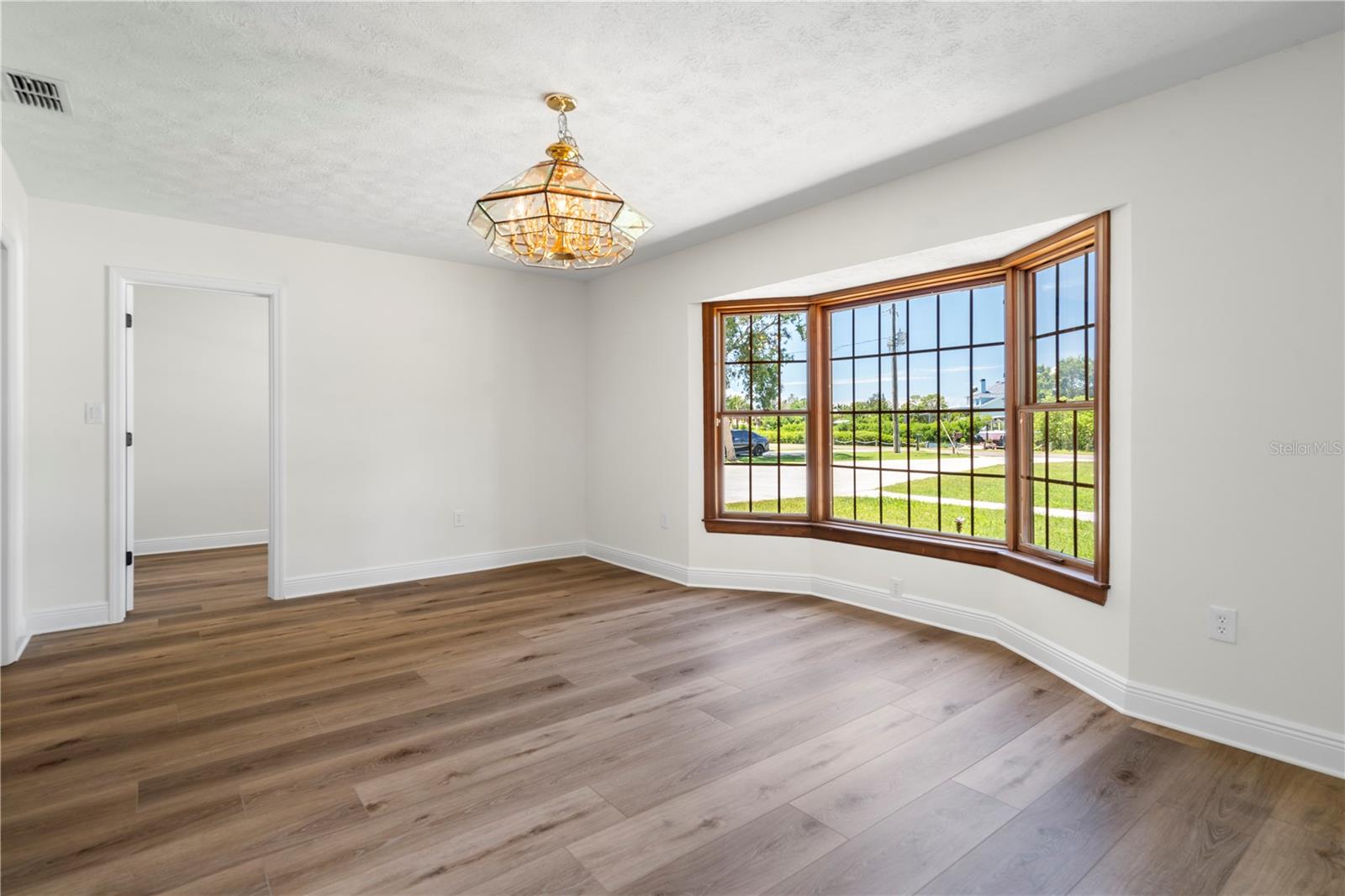 Listing photo id 2 for 404 Dickman Drive Sw