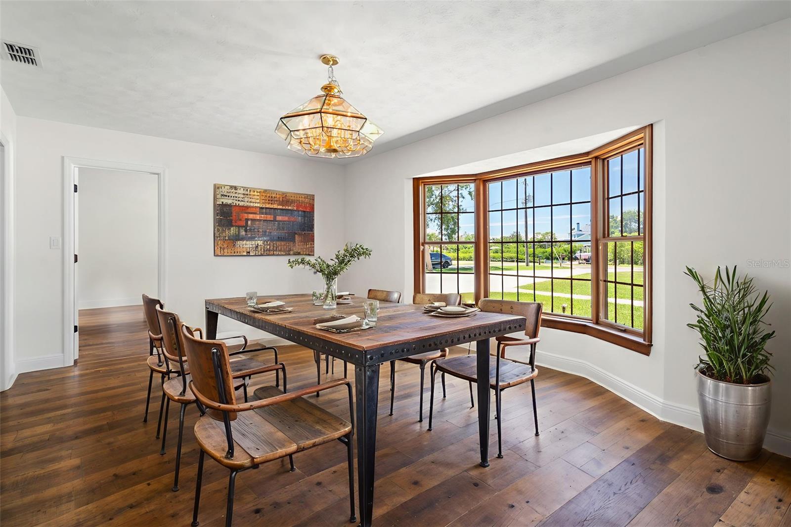 Listing photo id 3 for 404 Dickman Drive Sw