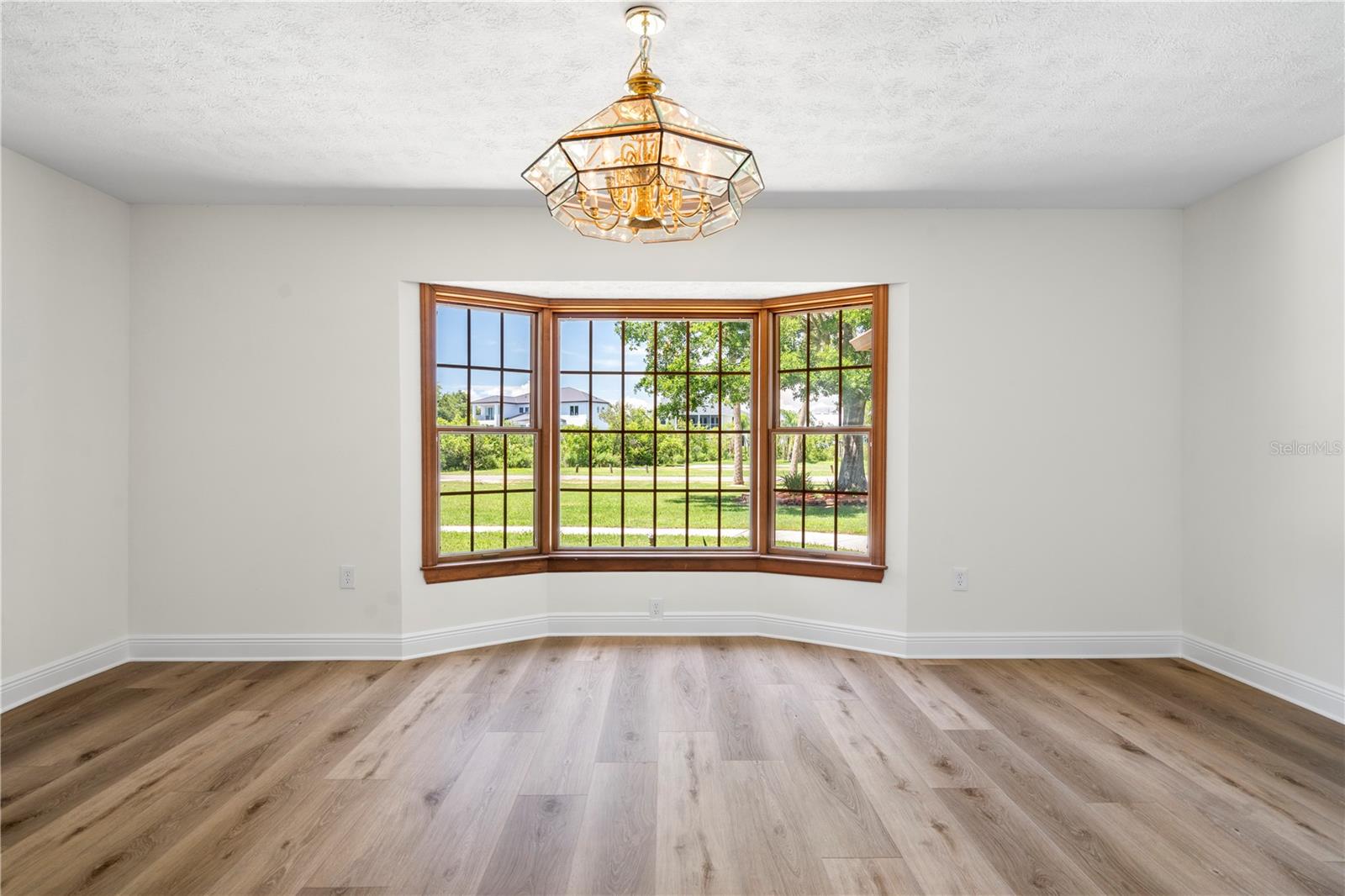 Listing photo id 4 for 404 Dickman Drive Sw