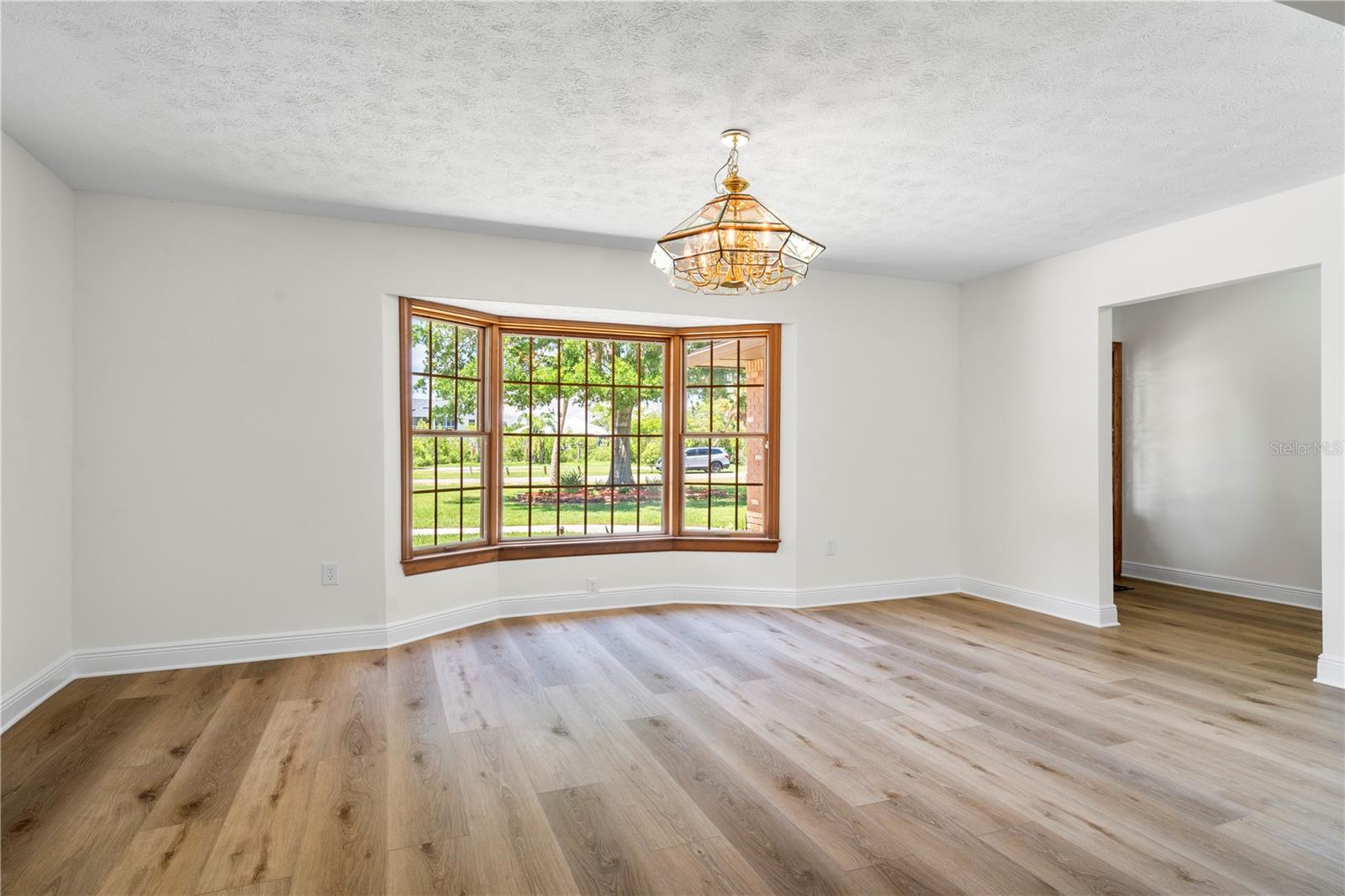 Listing photo id 5 for 404 Dickman Drive Sw