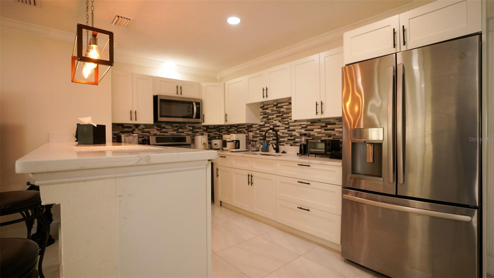 Listing photo id 8 for 5605 Santa Monica Drive