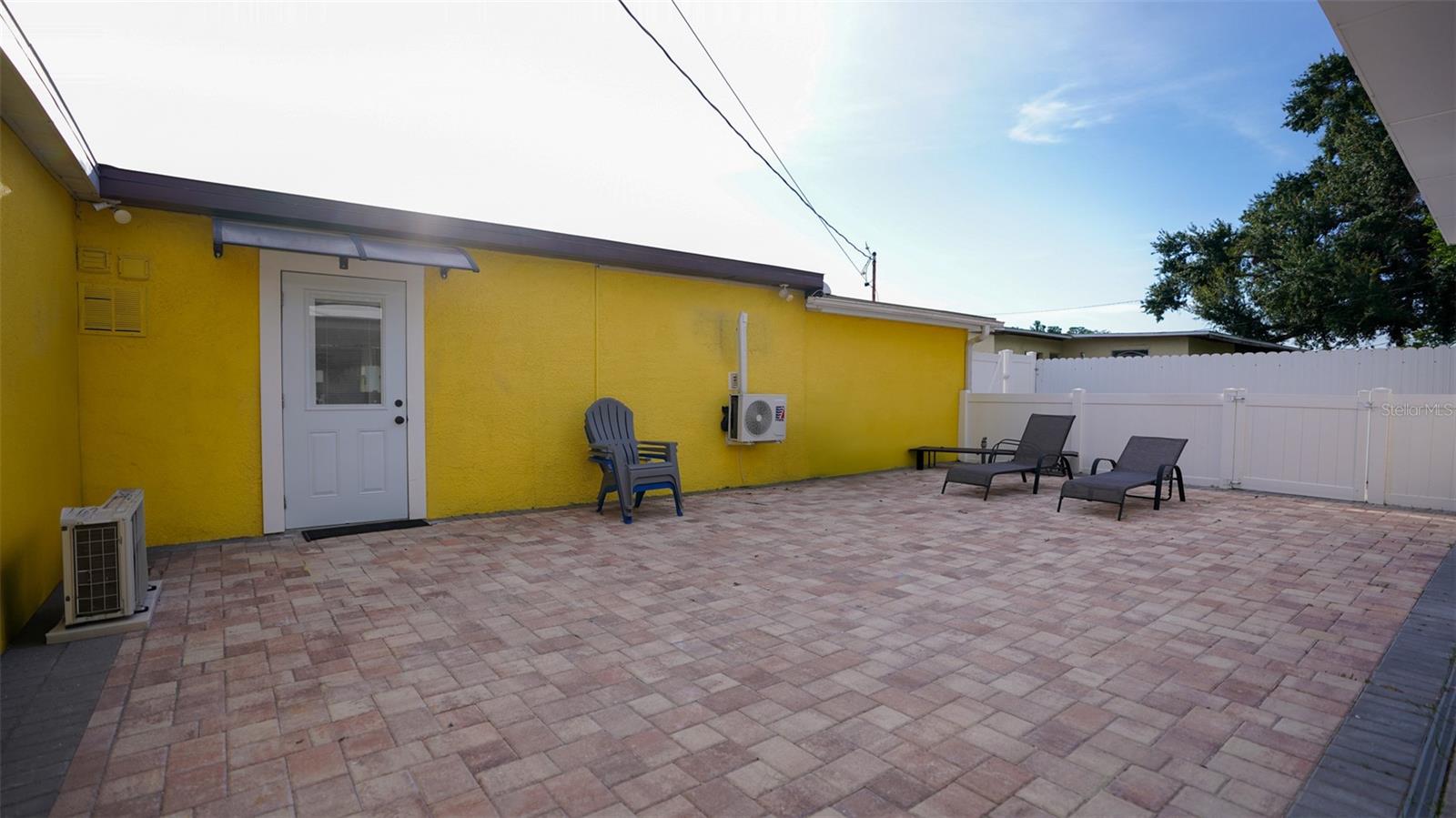 Listing photo id 11 for 5605 Santa Monica Drive