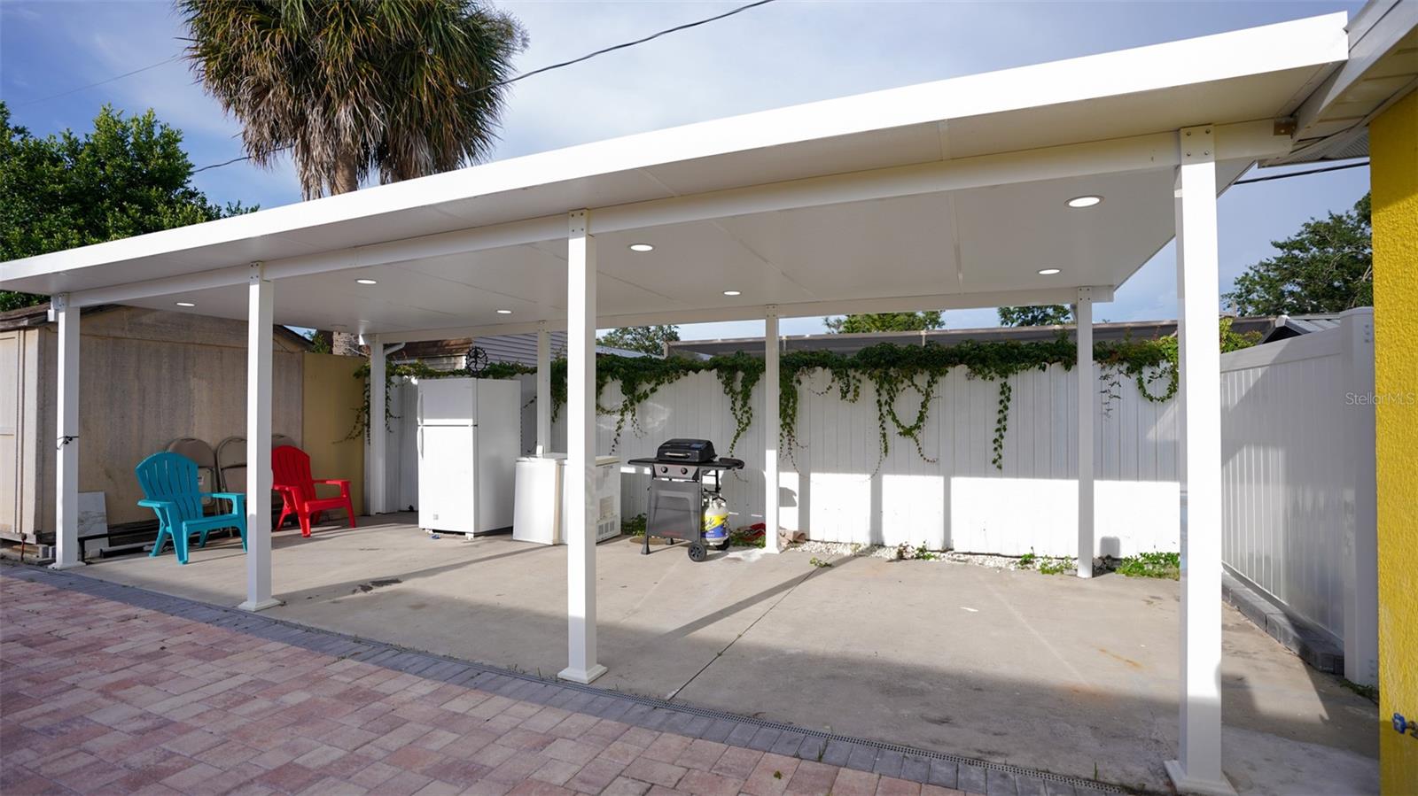 Listing photo id 12 for 5605 Santa Monica Drive