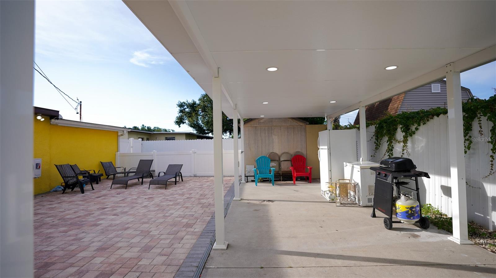 Listing photo id 13 for 5605 Santa Monica Drive