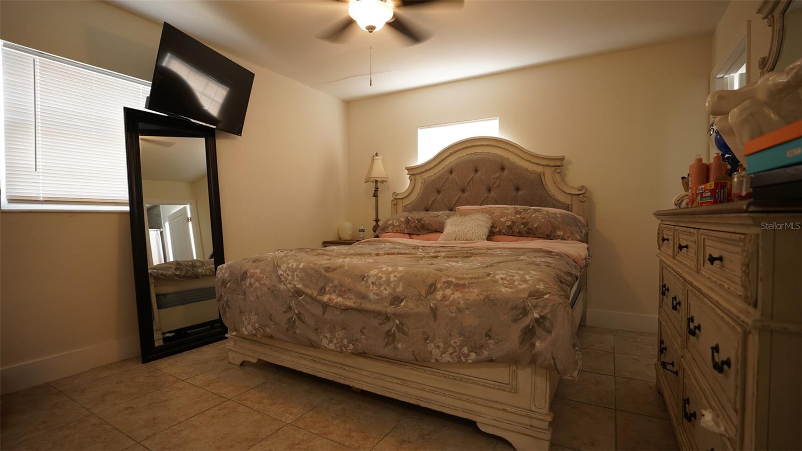 Listing photo id 19 for 5605 Santa Monica Drive
