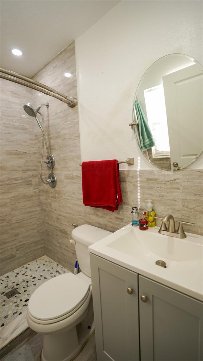 Listing photo id 21 for 5605 Santa Monica Drive