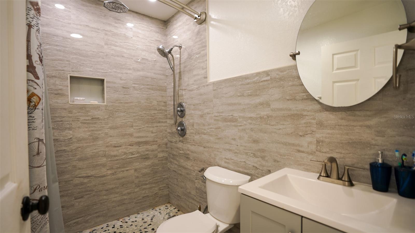 Listing photo id 24 for 5605 Santa Monica Drive