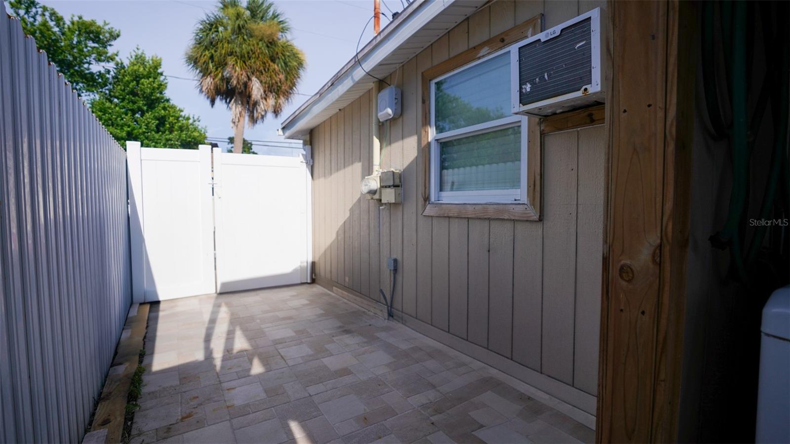 Listing photo id 34 for 5605 Santa Monica Drive