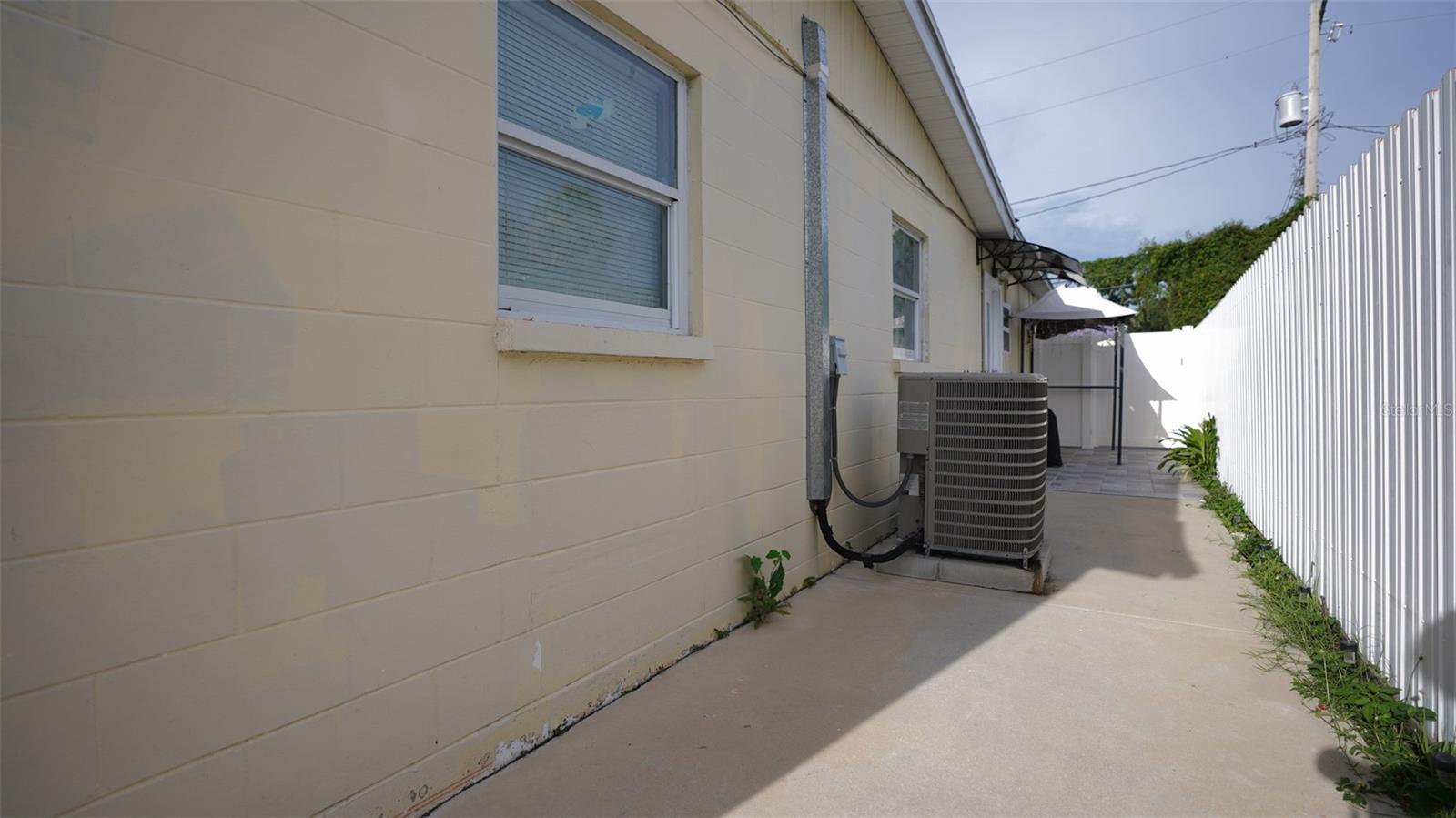 Listing photo id 36 for 5605 Santa Monica Drive