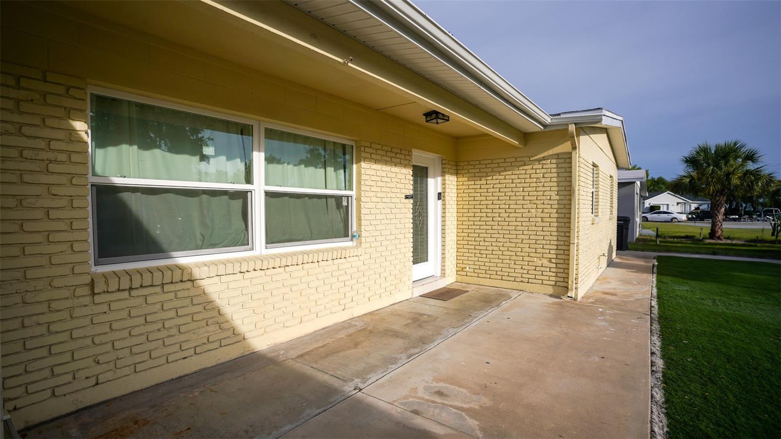 Listing photo id 2 for 5605 Santa Monica Drive