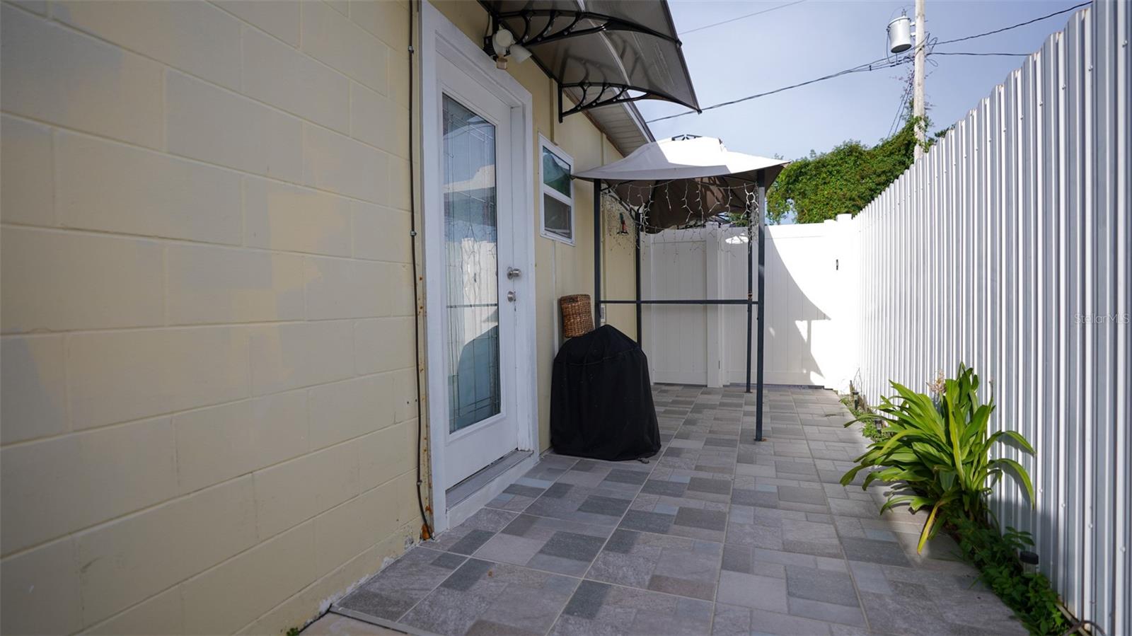 Listing photo id 41 for 5605 Santa Monica Drive