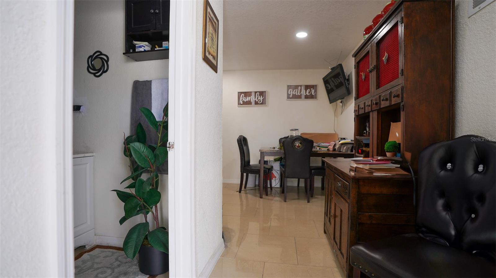 Listing photo id 42 for 5605 Santa Monica Drive