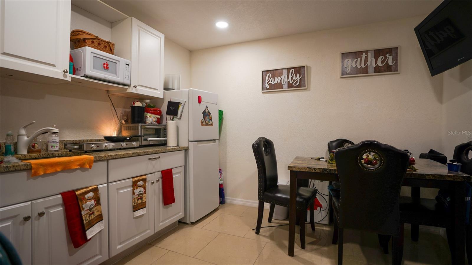 Listing photo id 43 for 5605 Santa Monica Drive