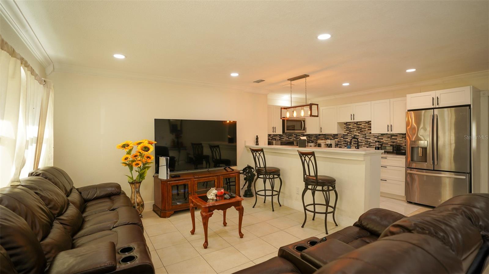 Listing photo id 4 for 5605 Santa Monica Drive