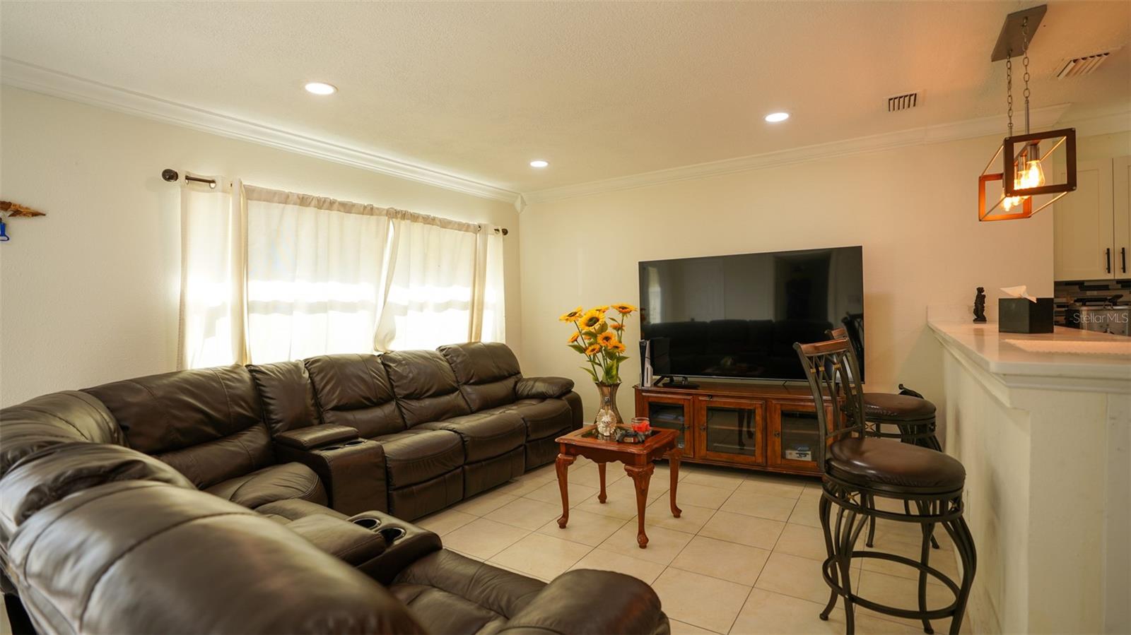 Listing photo id 5 for 5605 Santa Monica Drive