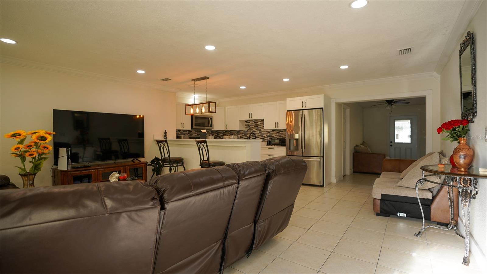 Listing photo id 6 for 5605 Santa Monica Drive