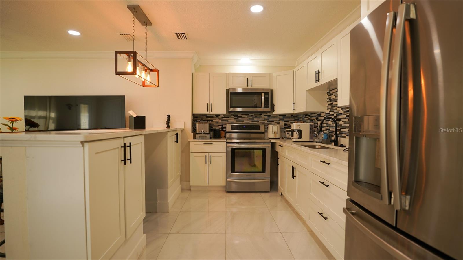 Listing photo id 7 for 5605 Santa Monica Drive