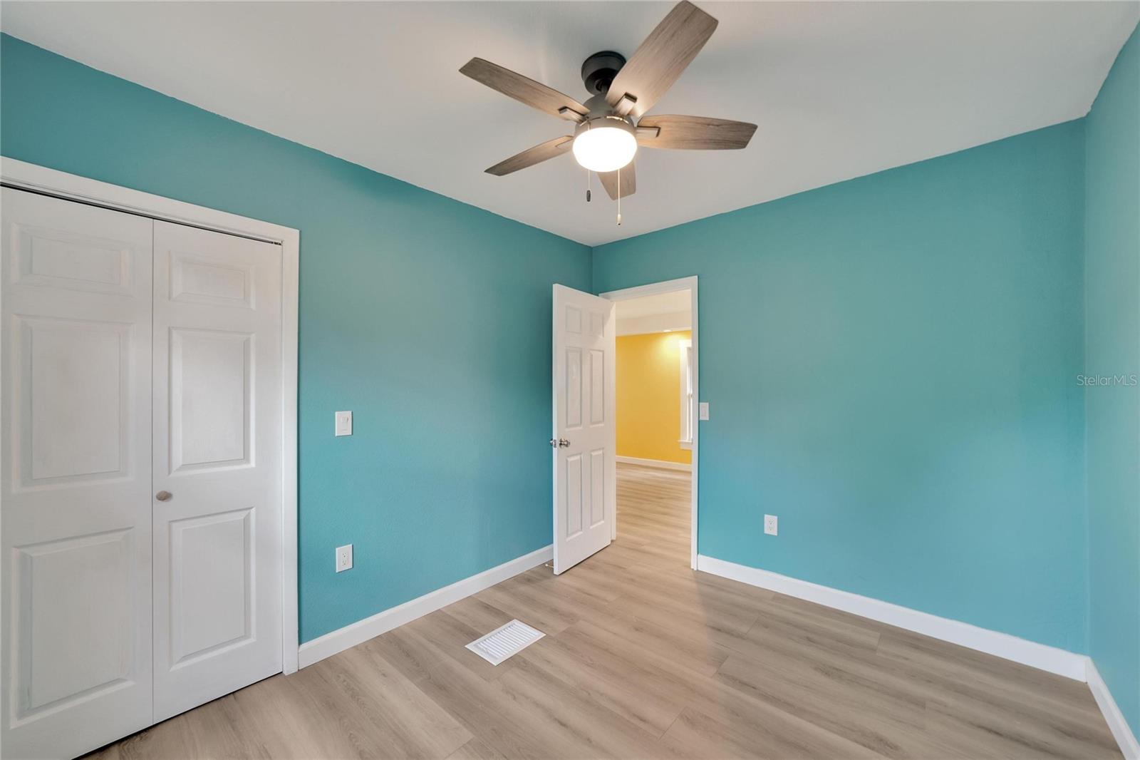 Listing photo id 13 for 5431 18th Street