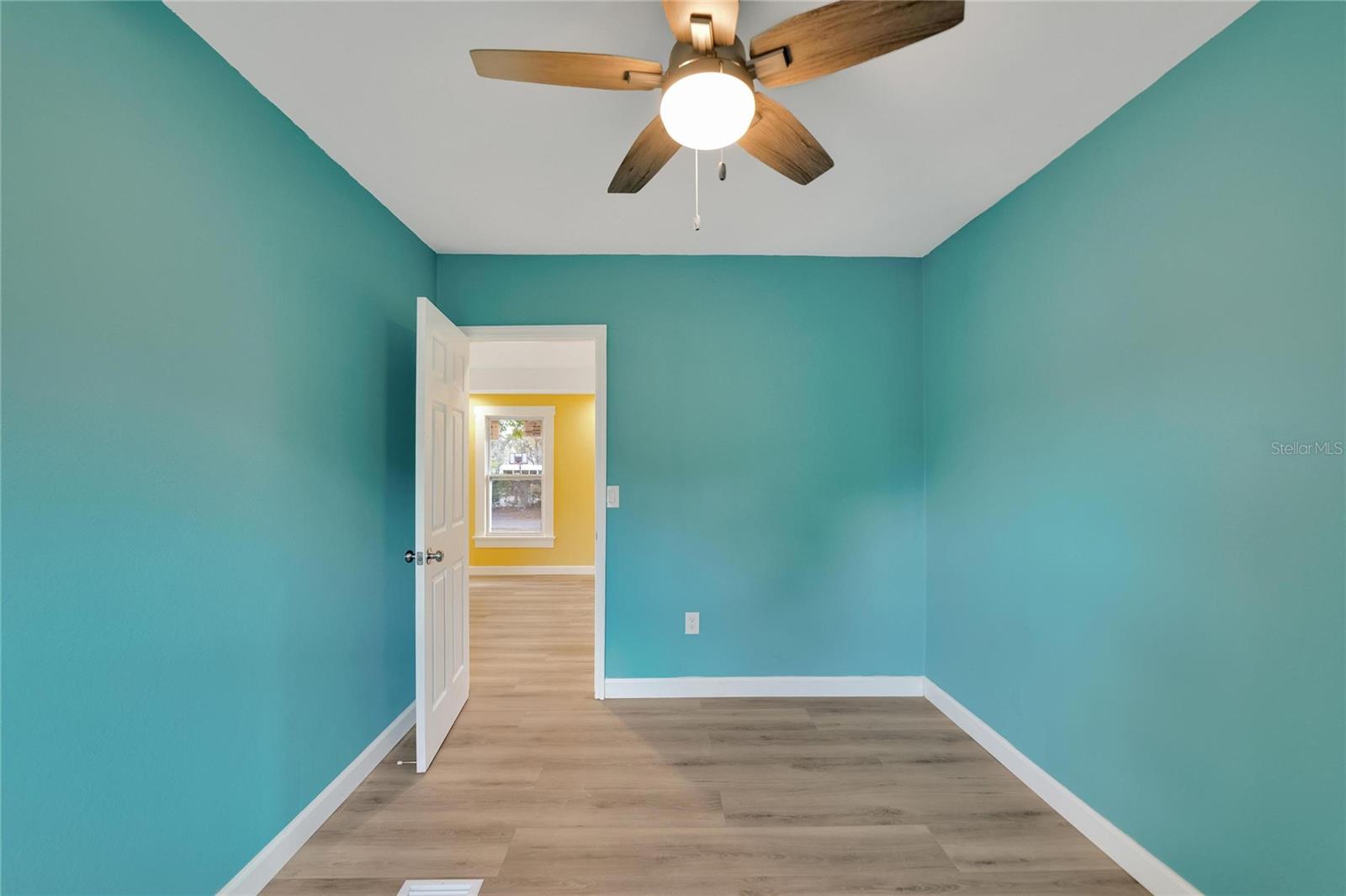Listing photo id 14 for 5431 18th Street