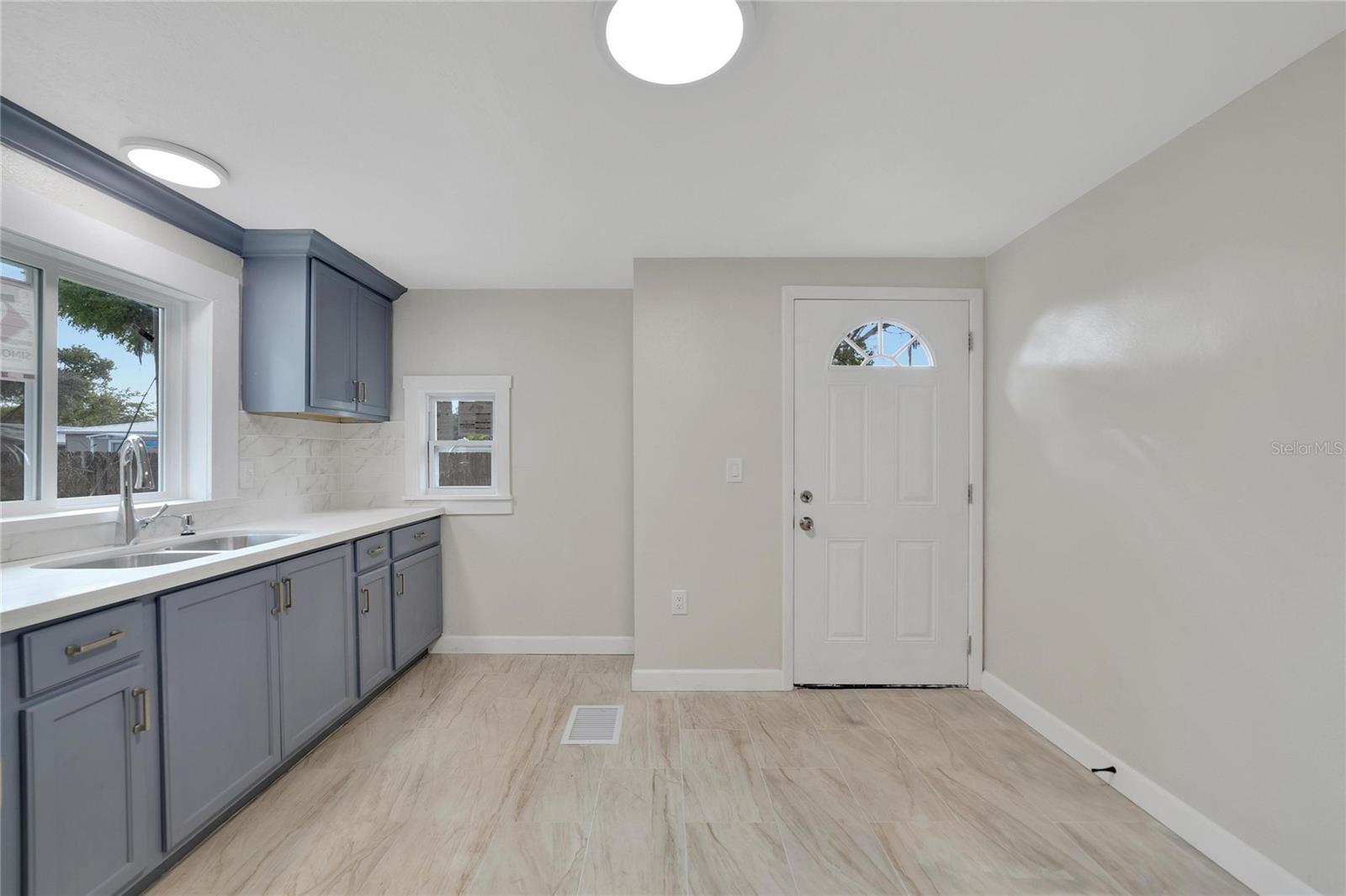 Listing photo id 7 for 5431 18th Street