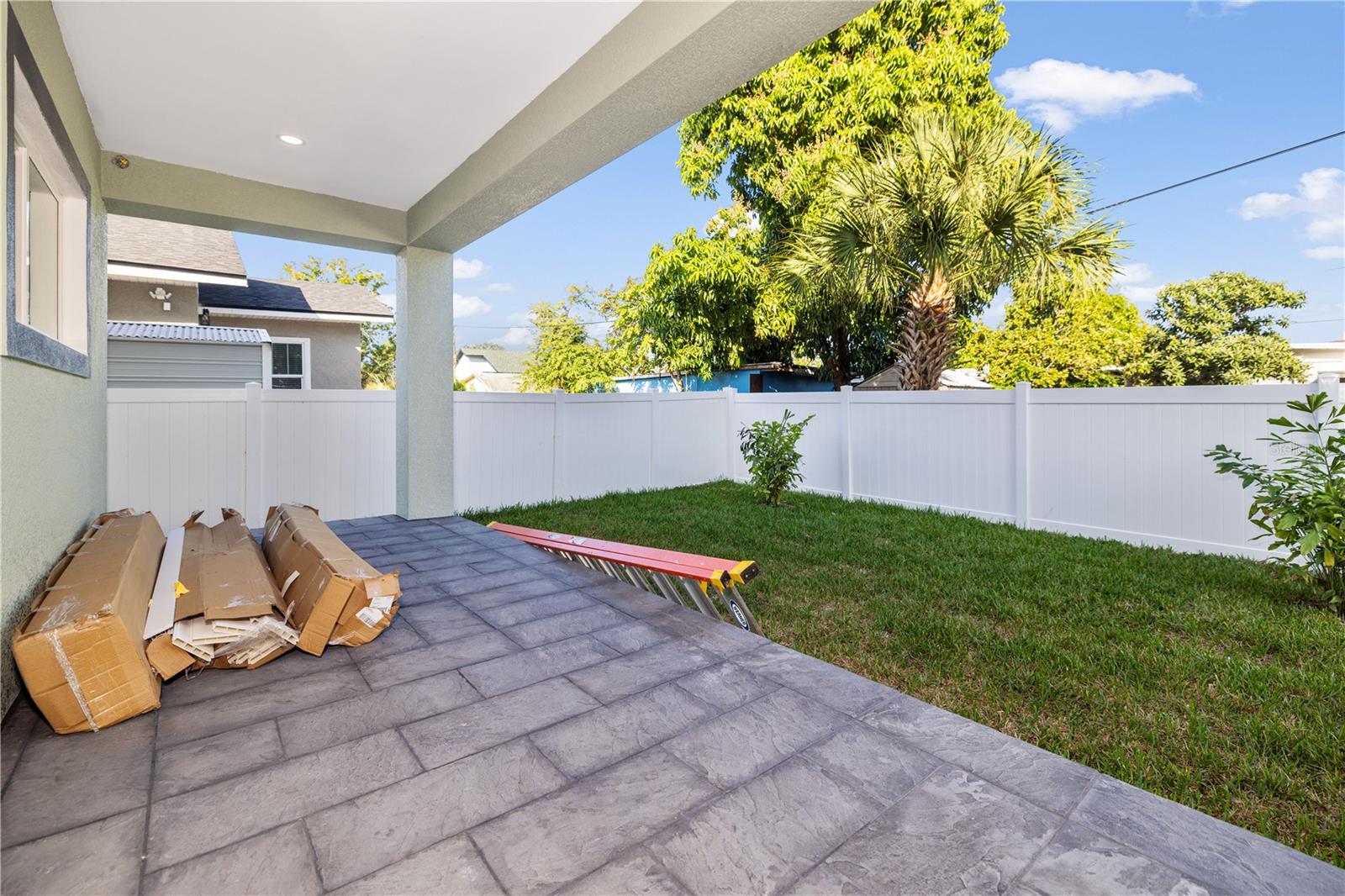 Listing photo id 35 for 2727 Chestnut Street