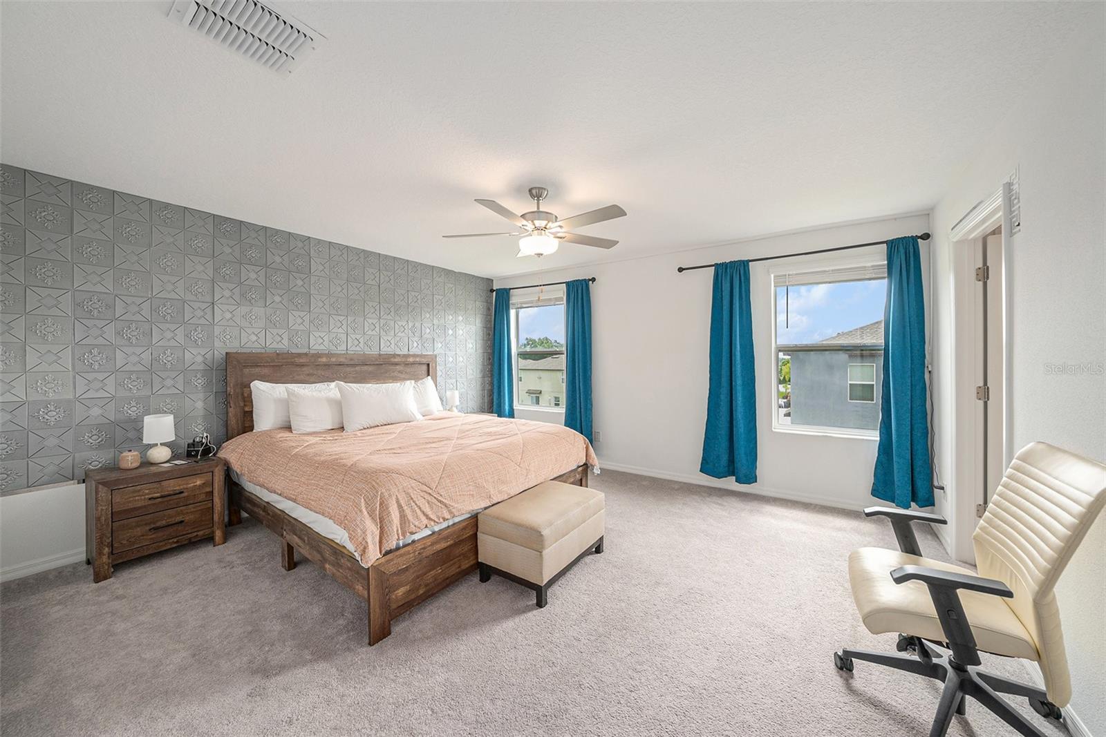 Listing photo id 10 for 6300 Beverly Hills Drive