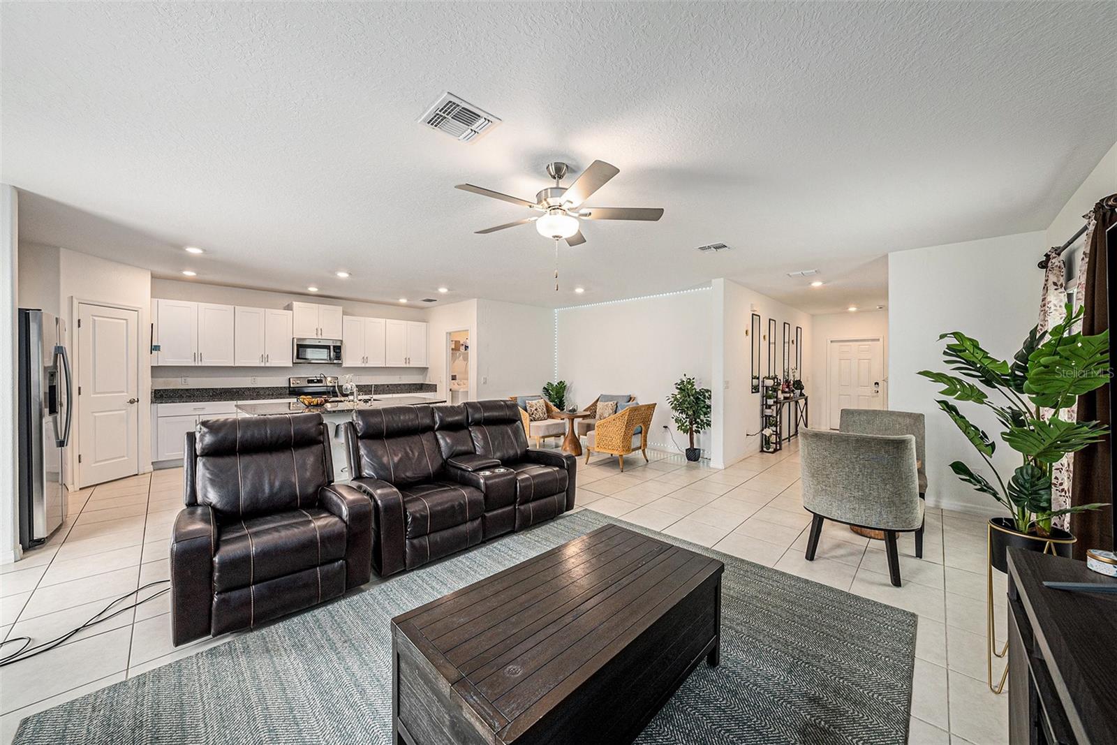 Listing photo id 2 for 6300 Beverly Hills Drive