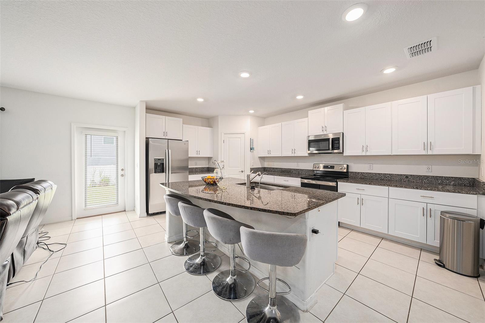 Listing photo id 5 for 6300 Beverly Hills Drive