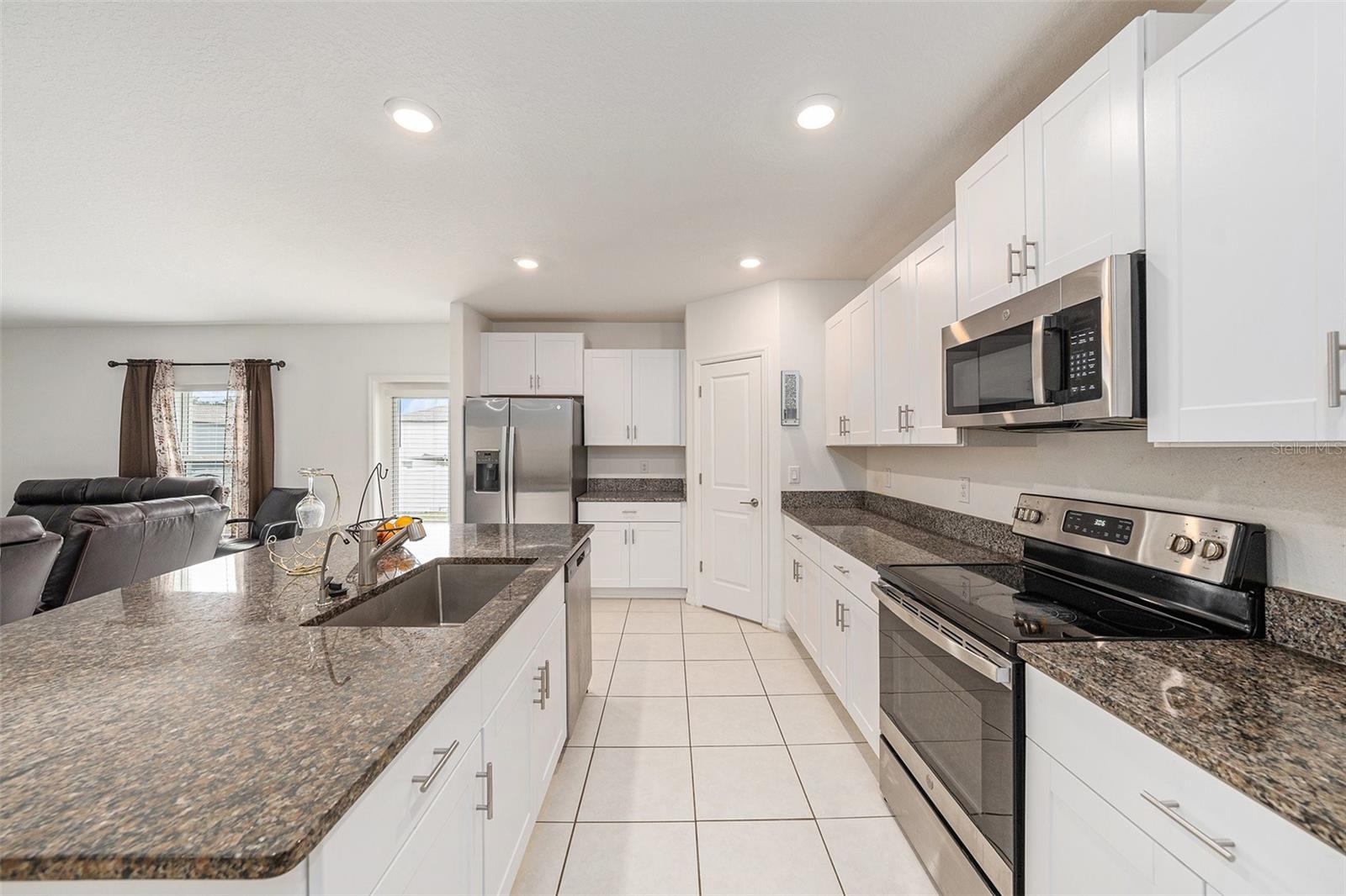Listing photo id 6 for 6300 Beverly Hills Drive