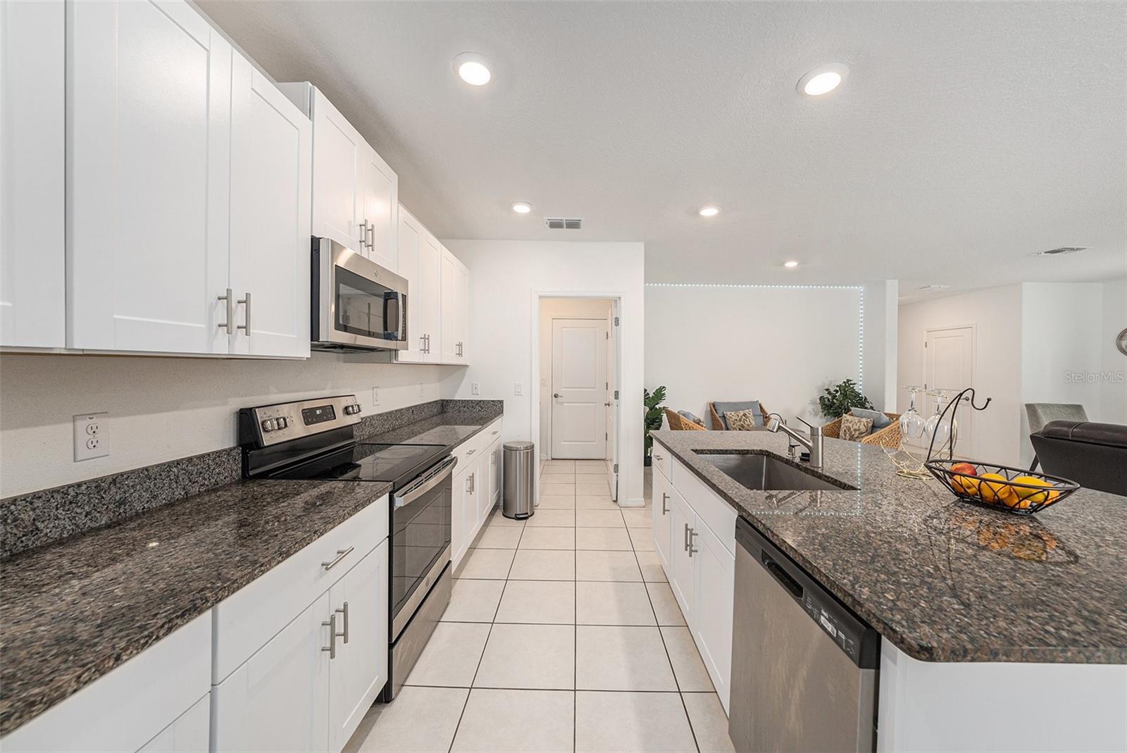 Listing photo id 7 for 6300 Beverly Hills Drive