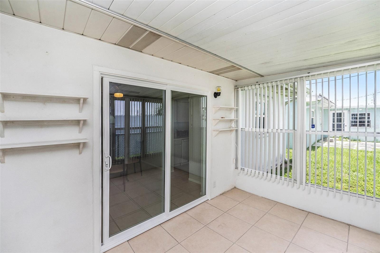 Image 17 of 22 For 10221 Larchmont Place N 12