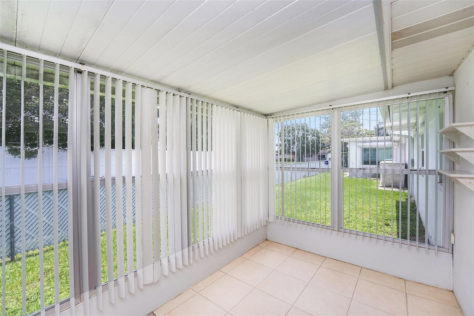 Image 18 of 22 For 10221 Larchmont Place N 12