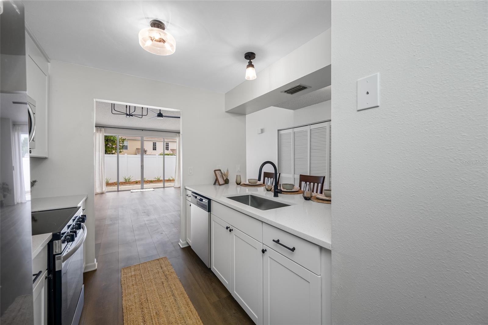 Image 10 of 37 For 16112 Rambling Vine Dr E
