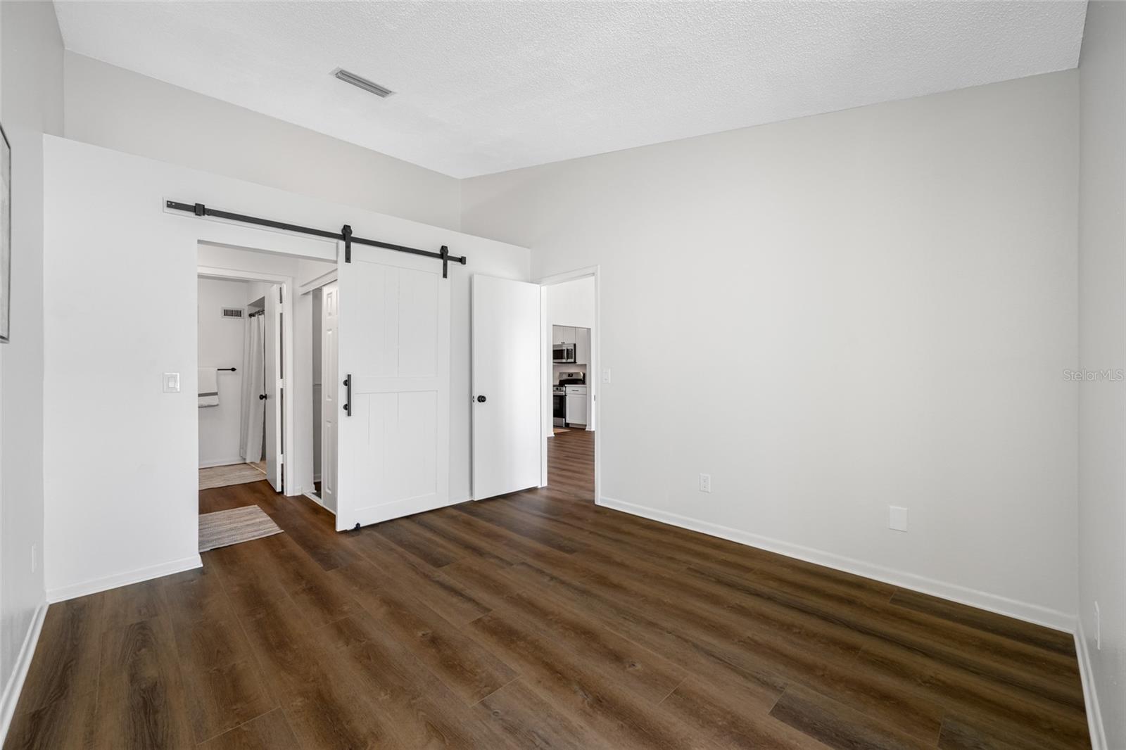Image 17 of 37 For 16112 Rambling Vine Dr E