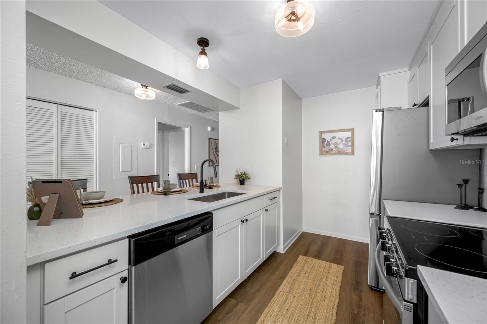 Image 7 of 37 For 16112 Rambling Vine Dr E