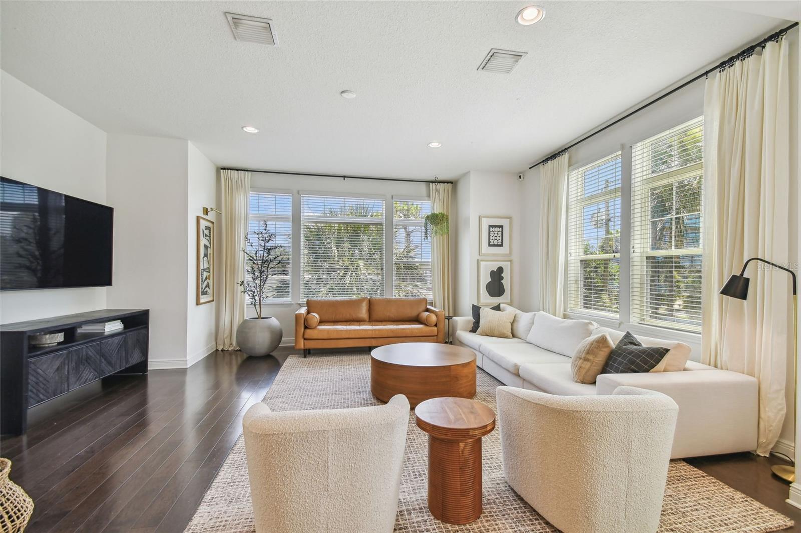 Image 10 of 27 For 115 Arrawana Avenue 1
