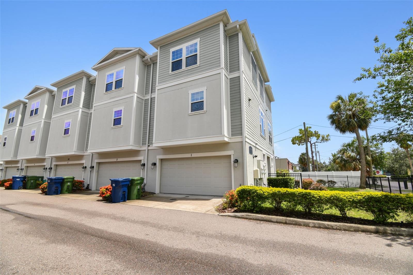 Image 21 of 27 For 115 Arrawana Avenue 1