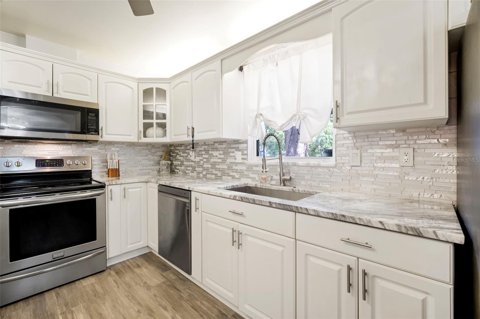 Listing photo id 16 for 13020 Sugar Creek Boulevard