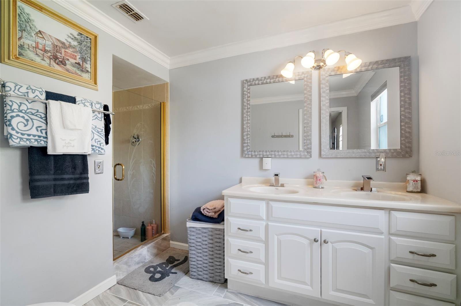 Listing photo id 23 for 13020 Sugar Creek Boulevard